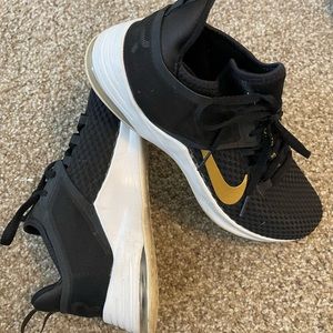 Nike air max bella T2 black tennis shoes